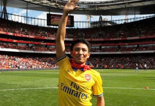 Hình ảnh đáng tự hào của Running Man Vũ Xuân Tiến tại Emirates.