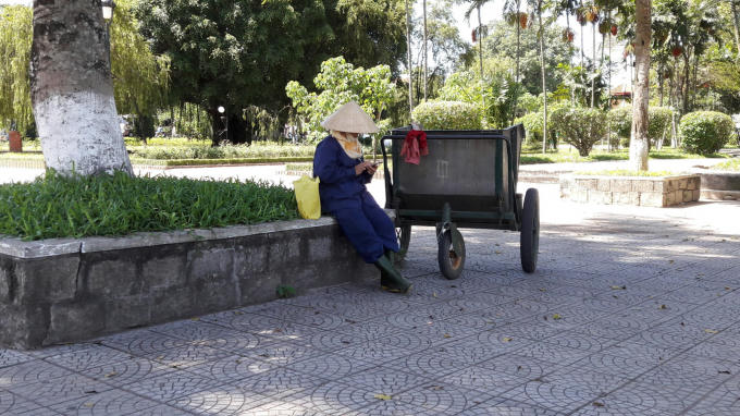 Người phụ nữ này tranh thủ nghỉ trưa dưới bóng mát để tránh cái nóng oi bức.