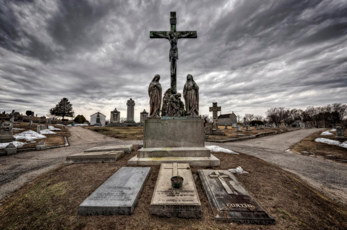 Sau sự kiện đó, người dân địa phương đã tiến hành thu nhặt xác chết và chôn cất. Tuy nhiên, từ đó bên trong nghĩa trang Precious Blood bắt đầu xuất hiện những âm thanh kỳ quái. Nhiều người cho rằng đó là tiếng vọng của những xác chết bị chôn nhầm chỗ hoặc thất lạc ngoài biển chưa được đưa về. Ảnh: Frank Grace.