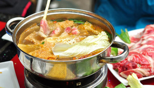 Dù cho bao nhiêu ớt hay cà chua thì màu sắc nồi nước lẩu truyền thống cũng không thể bắt mắt như nước lẩu cho hóa chất. Ảnh minh họa: Internet