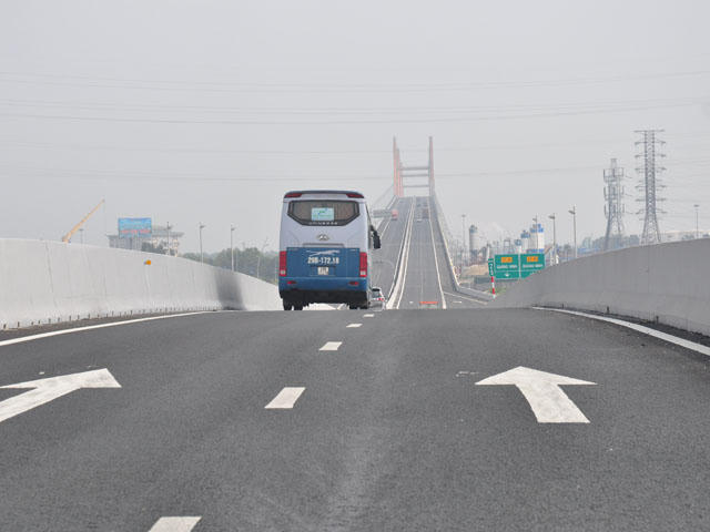 Đoạn đường dẫn lên cầu không có hiện tượng cong võng liên tục như vậy.