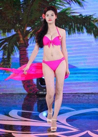 Thùy Trang diện bikini tự tin sải bước trên sân khấu.
