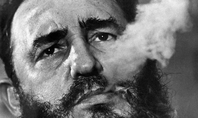 Lãnh tụ Cuba hút xì gà suốt cuộc phỏng vấn ở thủ đô Havana, Cuba. (Ảnh: AP)