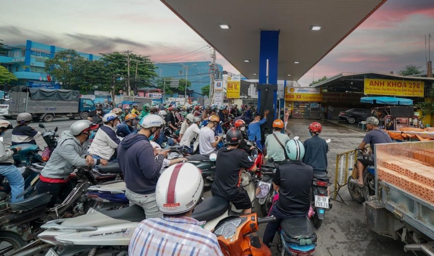 Cảnh người dân phải xếp hàng mua xăng dầu diễn ra trong mấy ngày qua. Ảnh: Hoàng Tuyết