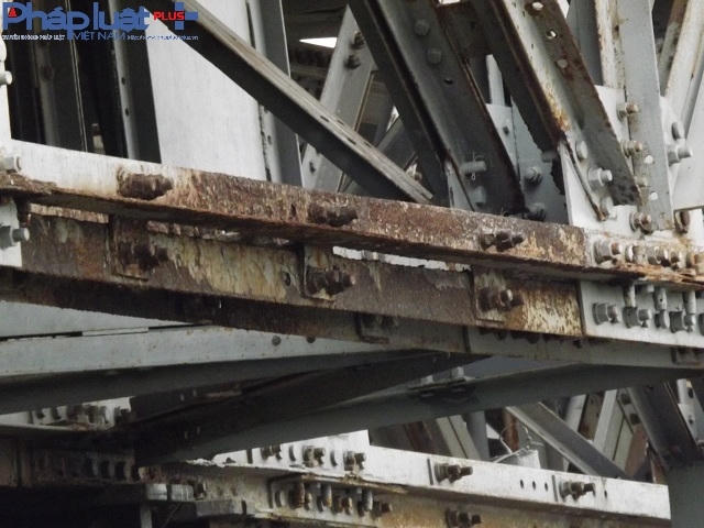 Các mối nối, bu lông, ốc vặn cũng đang bị ô xi hóa mạnh.