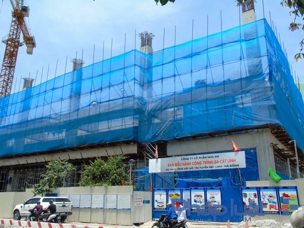 Bộ trưởng Bộ GT-VT Trương Quang Nghĩa đánh giá, thời gian qua, Tổng thầu và các cơ quan, đơn vị liên quan đã có sự nỗ lực nhằm cải thiện tiến độ dự án. Tuy nhiên, thời gian không còn nhiều, yêu cầu Tổng thẩu tập trung nhân lực thực sự có năng lực trong công tác tổ chức và quản lý để hoàn thành xây lắp đúng theo tiến độ. Đến ngày 1/10 phải xong hết 10 ga nhỏ, đến ngày 31/12 phải hoàn thành ga Cát Linh và khu depot.(Trong hình là khu điều hành 9 tầng ở nhà ga Cát Linh mới thi công được một phần tầng 1).