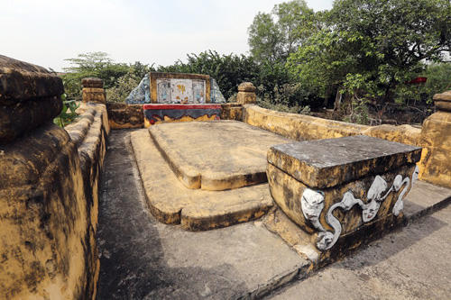 Quần thể mộ có hai ngôi mộ cổ từ thời vua Gia Long và vua Tự Đức là ngôi mộ ông Triệt thanh hầu Phạm Quang Triệt và mộ ông Phạm Duy Trinh.