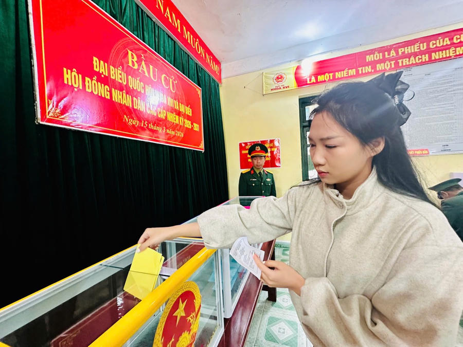 Người dân sinh sống trên đảo Trần thực hiện quyền công dân.