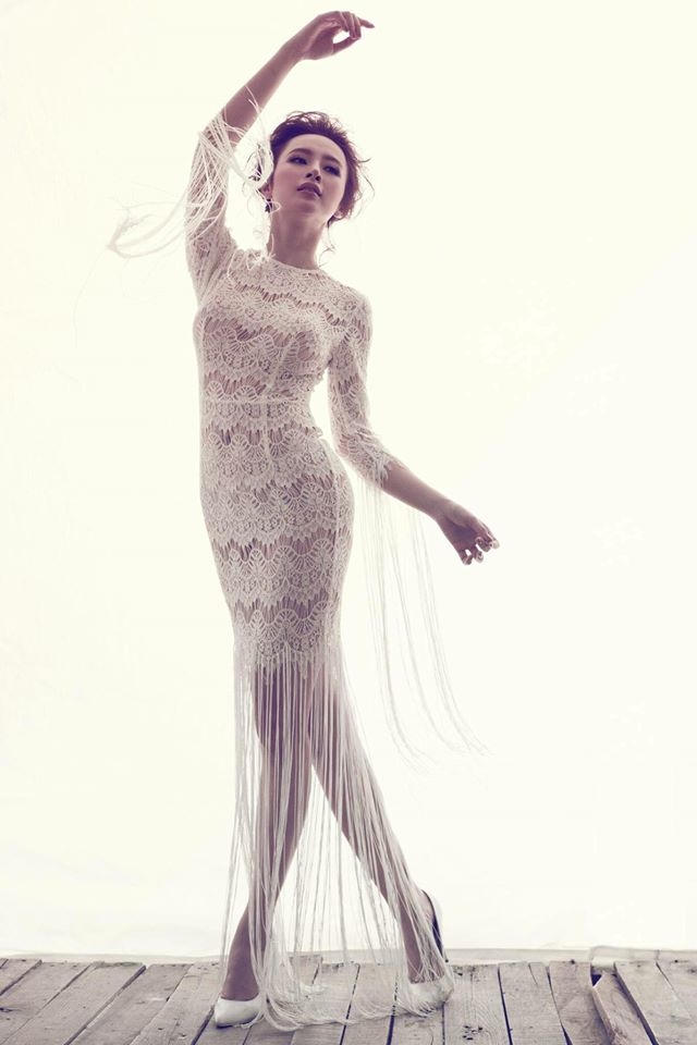 Bà mẹ nhí khoe đường cong gợi cảm của mình trước ống kính.