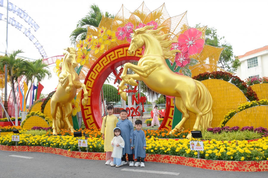 Du khách thích thú chụp ảnh bên linh vật ngựa – biểu tượng năm Bính Ngọ.