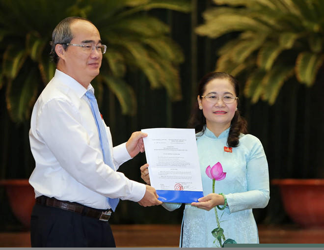 Ủy vi&ecirc;n Bộ Ch&iacute;nh trị, B&iacute; thư Th&agrave;nh ủy TPHCM Nguyễn Thiện Nh&acirc;n trao Nghị quyết của UBTVQH cho đồng ch&iacute; Nguyễn Thị Lệ.