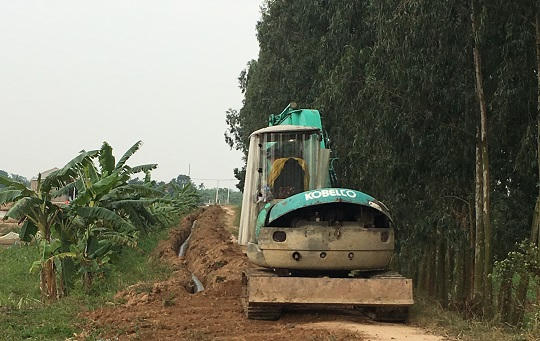 Công ty Cổ phần Nước sạch và Vệ sinh nông thôn tỉnh Hải Dương thuê máy xúc đào đê để chôn đường ống nước sạch.