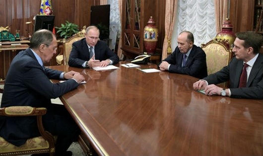 Tổng thống Putin (thứ hai từ trái) trong cuộc họp khẩn tại Điện Kremlin.