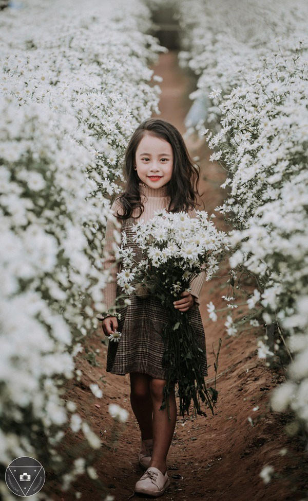 Hỏi ai mà không yêu cho được khuôn mặt này và nụ cười này.