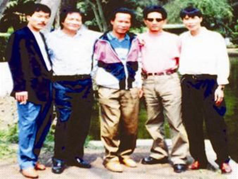 Thắng “Tài Dậu” (bìa trái) cùng Năm Cam, Hồ Việt Sử và hai nhân vật của giang hồ đất Bắc.