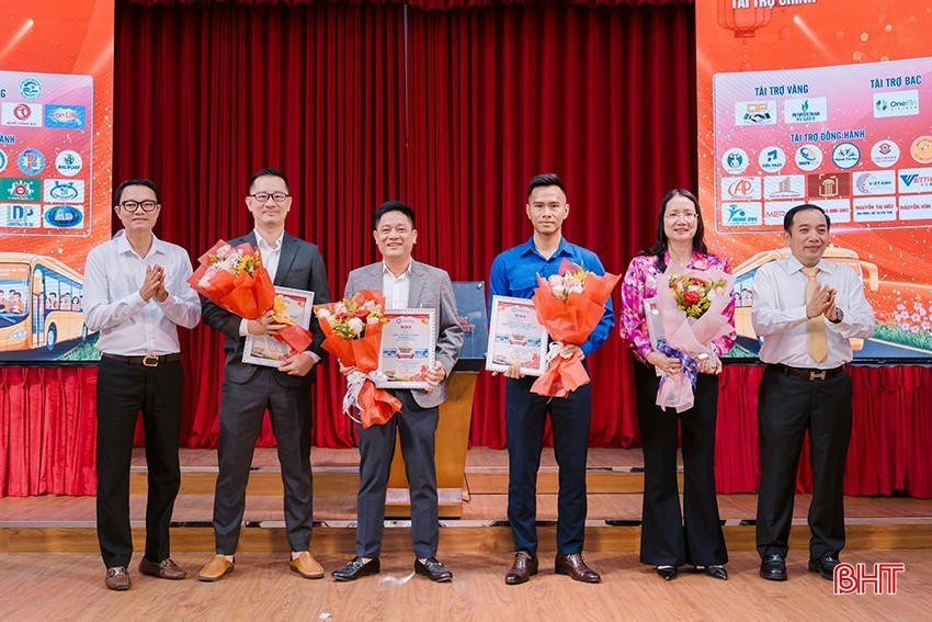 Khởi hành “Chuyến xe 0 đồng” đưa 500 sinh viên, người lao động Hà Tĩnh về quê đón Tết