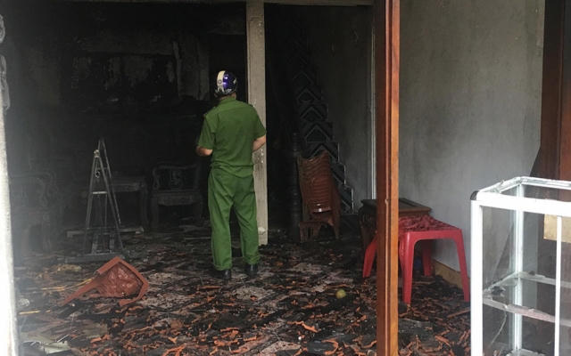 Vì ghen, người đàn ông đâm vợ trọng thương, phóng hỏa đốt nhà, tông xe vào tình địch