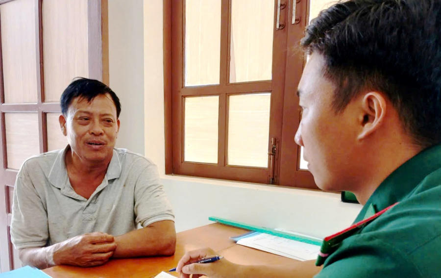 Chủ tàu Nguyễn Ngọc Sơn trình báo với cán bộ quân y Đồn Biên phòng Hòn Khoai về tình trạng sức khỏe của thuyền viên.