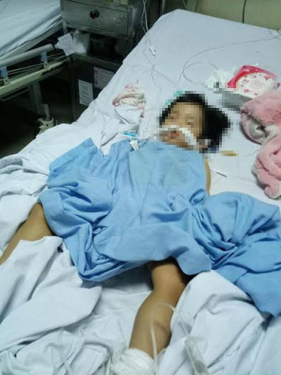 Cháu H. khi còn đang cấp cứu và điều trị tại bệnh viện. (Ảnh: CTV)