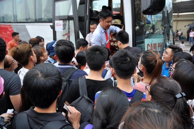 Tập trung đông người nhất vẫn là khu vực xe chạy các chuyến Hà Nội - Yên Bái; Hà Nội - Quảng Ninh và Hà Nội - Thanh Hóa. Mỗi lần có xe cập bến, nhiều người lại chen chân với hi vọng tìm được một chỗ ngồi.