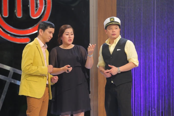 BGK trò chuyện về phần thi của hai đội. 