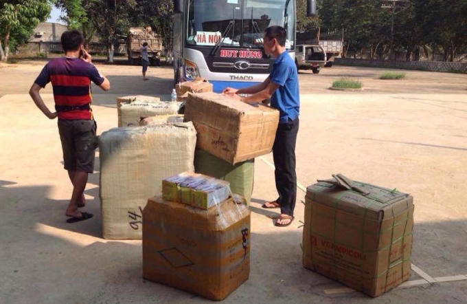 Kiểm tra chiếc xe khách, lực lượng chức năng phát hiện số lượng lớn thuốc thú y không có giấy tờ hợp lệ.