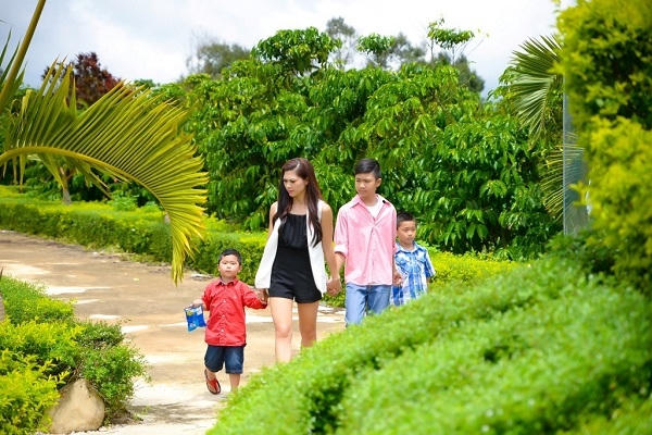 Thiên Trang cùng các con đến thăm nghĩa trang Tín Thác dành riêng cho các thai nhi.