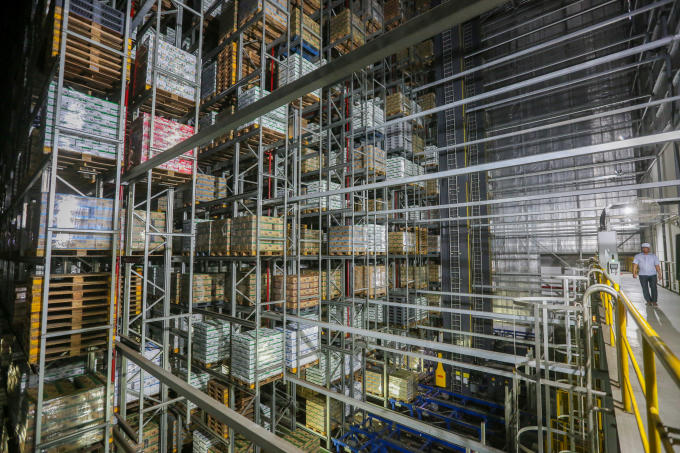 Một góc của Kho thông minh tại nhà máy Mega, được thiết kế và xây dựng bởi công ty Schafer của Đức, vận hành hoàn toàn tự động