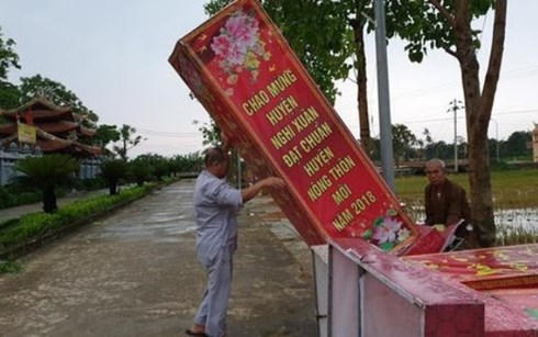 Người dân nghi Xuân khắc phục hậu quả sau cơn dông lốc.