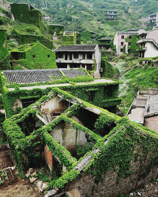 Khách du lịch gần đây rất thích tới thăm ngôi làng này. Họ đi lên những vị trí cao nhất hòn đảo để có thể nhìn bao quát cả ngôi làng đã bị phủ kín bởi cây thường xuân.