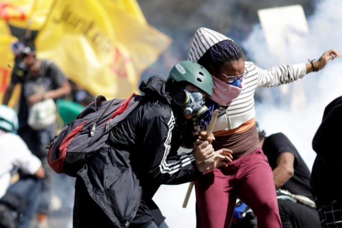 Một số người biểu tình đeo mặt nạ dùng lửa tấn công phía cảnh sát.