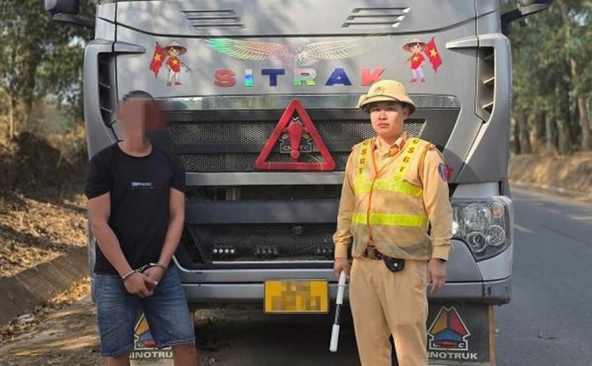 Tài xế xe đầu kéo tên Nguyễn Văn Đ. bị CSGT phát hiện dùng ma túy và mang theo "hàng" trong người.