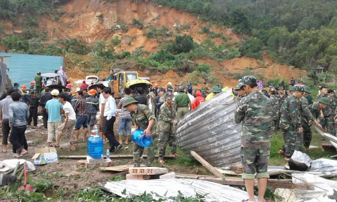 Lực lượng chức năng đang thu gom các đồ vật trong nhà bị sập.