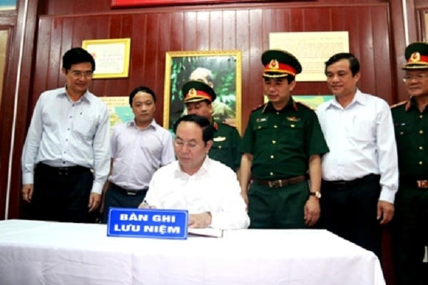 Chủ tịch nước Trần Đại Quang viết sổ lưu niệm