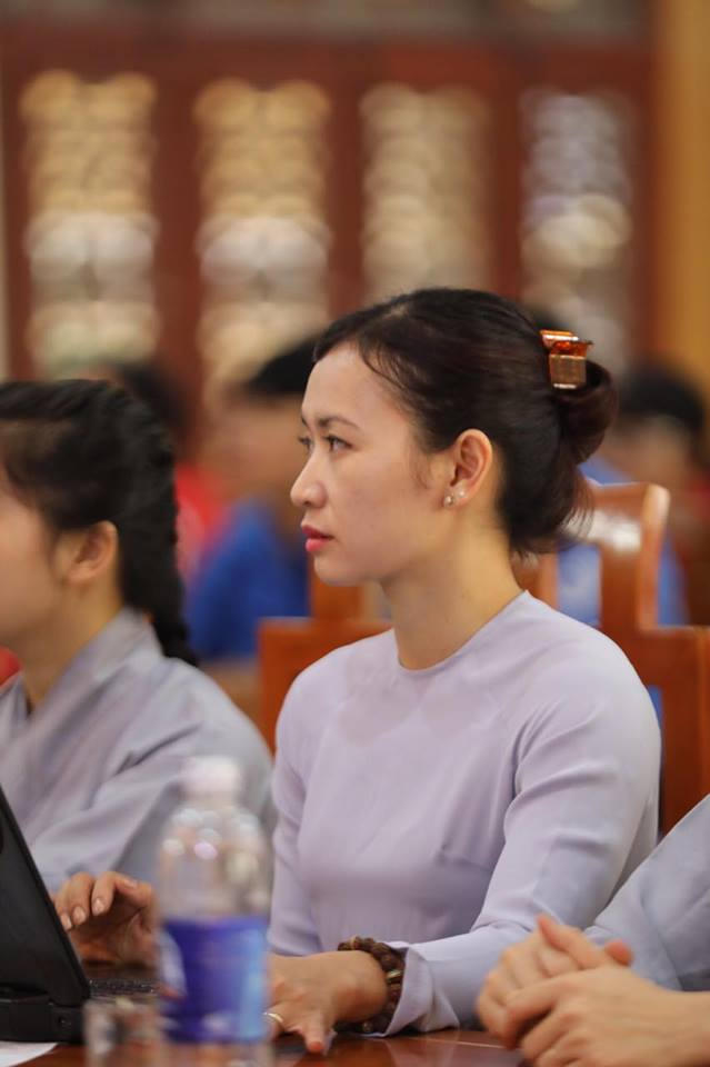 Những phật tử, tình nguyện viên ngôi nghiêm túc lắng nghe câu hỏi của Trưởng ban và câu trả lời của các tình nguyện viên.