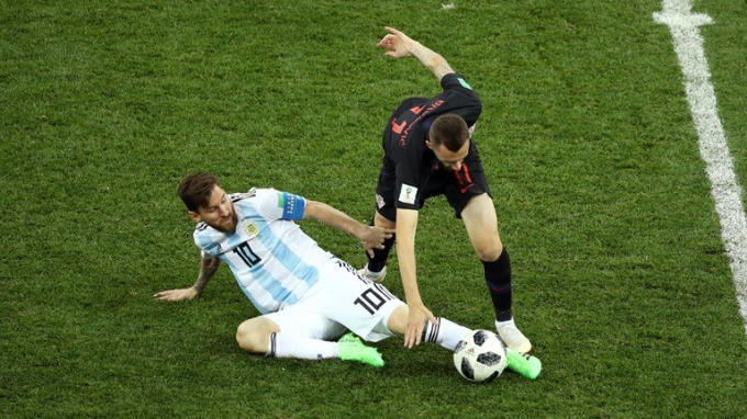 Messi luôn bị kèm chặt khi có bóng