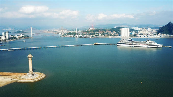 Cảng tàu khách du lịch quốc tế Hạ Long lần đầu đón hai tàu 5 sao neo đậu cùng lúc