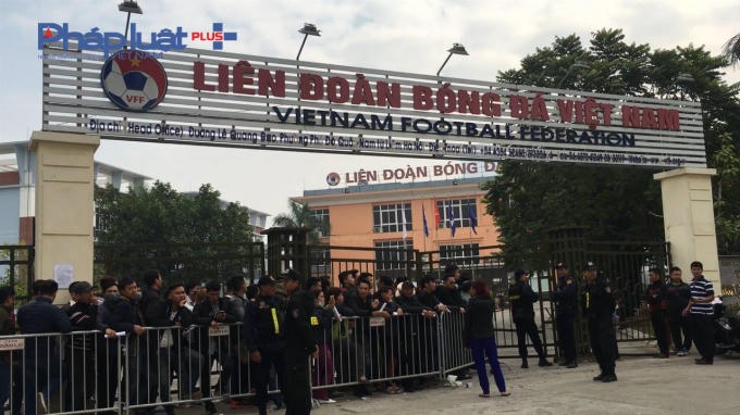 Vé “chợ đen” tung hoành với giá “cắt cổ”, VFF vô can?