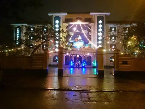 Tại các nhà thờ được trang hoàng lộng lẫy.