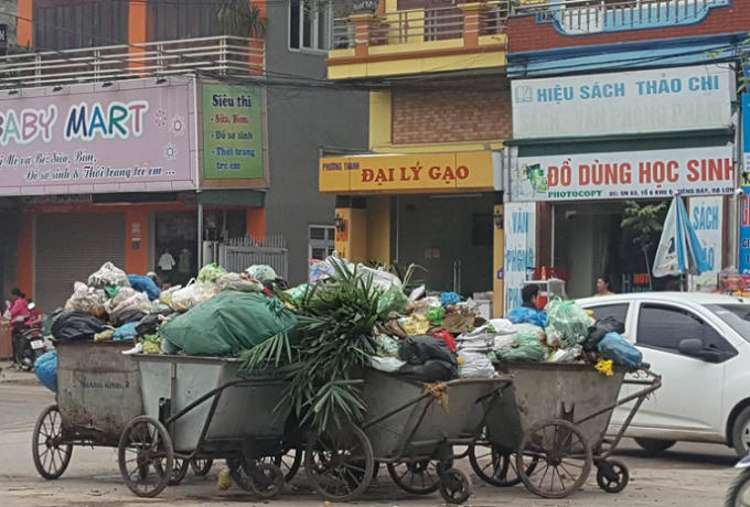 Một điểm tập kết rác thải sinh hoạt tại phường Giếng Đáy lớn dần giữa ngã ba đường.