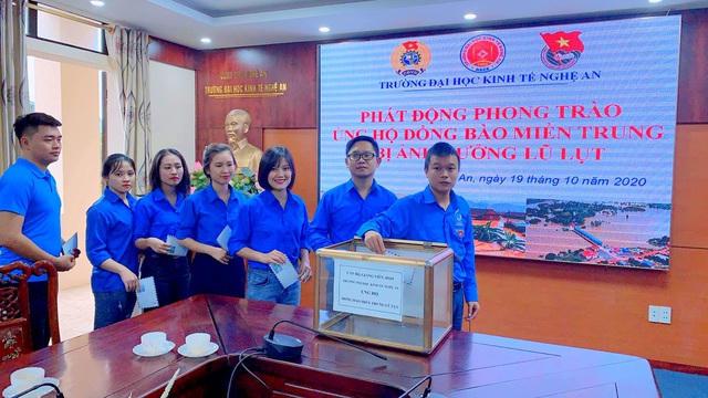 Cán bộ Đoàn, sinh viên trường Đại học Kinh tế Nghệ An quyên góp.