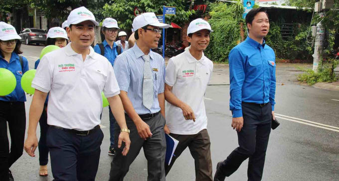 Ông Nguyễn Quang Huy – Bí Thư Đoàn Bộ Tài nguyên và Môi trường (bìa phải), ông Nguyễn Văn Toàn – Tổng biên tập Tạp chí Môi trường và Cuộc sống (bìa trái) tham gia chương trình “Ngày Đi bộ vì Môi trường”.