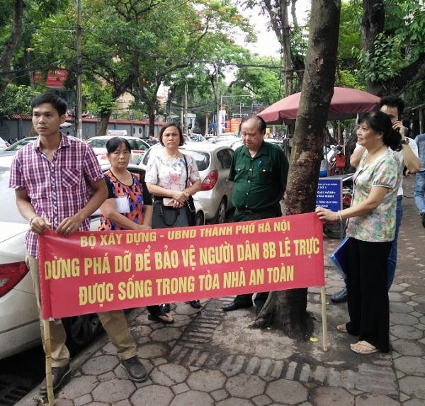 Cư dân phản đối việc tháo dỡ toà nhà 8B Lê Trực vì việc tháo dỡ tiếp tục diễn ra sẽ ảnh hưởng đến cuộc sống, tính mạng cư dân.