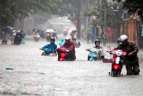 Không chỉ gây bệnh về da, lội nước ngập nhiều còn gây các bệnh về đường hô hấp, sốt xuất huyết... Ảnh: minh họa