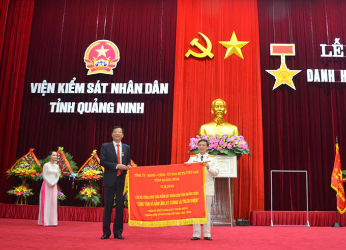 Đồng chí Nguyễn Văn Đọc, Bí Thư Tỉnh ủy, Chủ tịch HĐND tỉnh trao tặng bức trướng mang dòng chữ “ Công tâm và Bản lĩnh, Kỷ cương và Trách nhiệm” cho Viện KSND tỉnh.