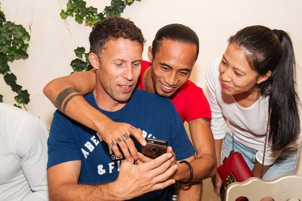 Phạm Anh Khoa gặp gỡ tuyển thủ Ronney Johnsen v&agrave; Dwight Yorke