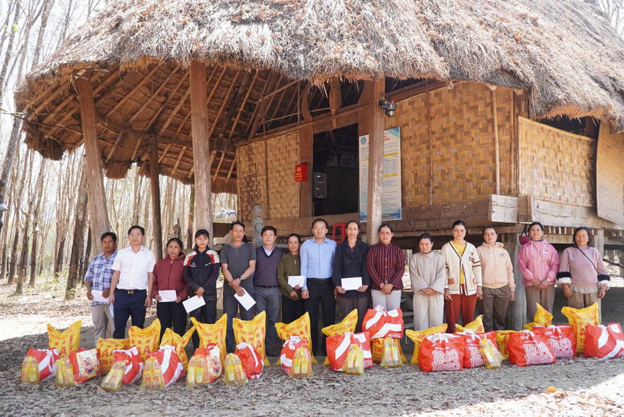 Sở Công Thương Quảng Ngãi mang Xuân yêu thương,Tết ấm no đến với bà con vùng khó khăn của tỉnh Quảng Ngãi. Ảnh: Nguyễn Hòa
