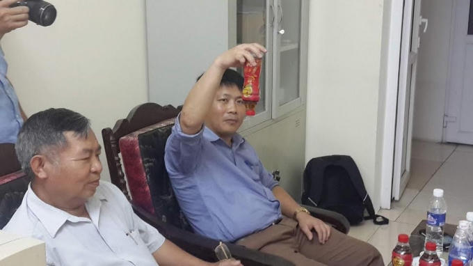 Ông Hoàng Văn Tuế (áo trắng), Phó Chủ tịch Hội Tiêu chuẩn và Bảo vệ người tiêu dùng Thanh Hóa và nhà báo Xuân Hùng báo Lao động - người tiêu dùng khiếu nại về sản phẩm.