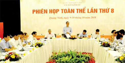 Ủy vi&ecirc;n Trung ương Đảng, Chủ nhiệm Ủy ban Kinh tế Vũ Hồng Thanh ph&aacute;t biểu tại phi&ecirc;n họp. Ảnh: H.Loan