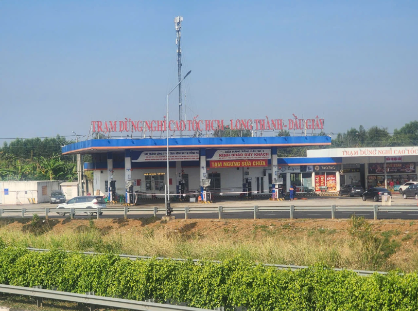 Cây xăng tại trạm dừng nghỉ cao tốc TP HCM - Long Thành - Dầu Giây tạm đóng cửa do tranh chấp. Ảnh: Phú Việt